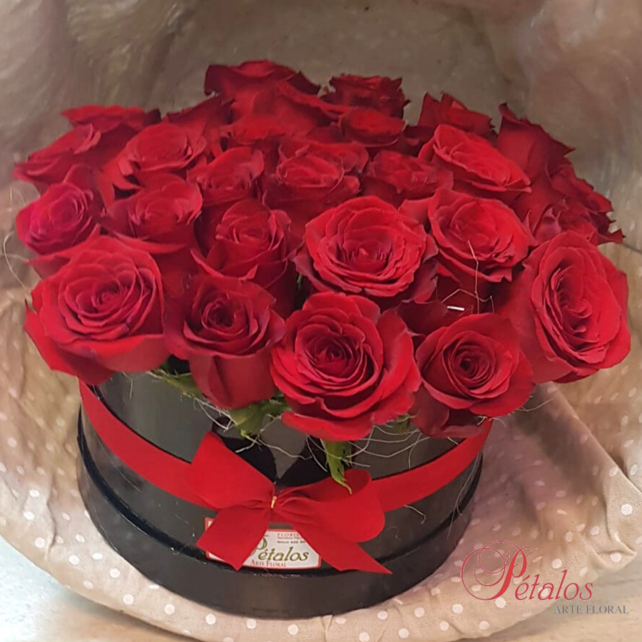 Caja De Rosas Eternas Y Chocolates (7 Unidades)