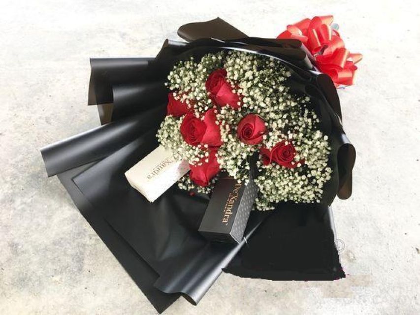 Ramo de rosas y cosmética Ampuria